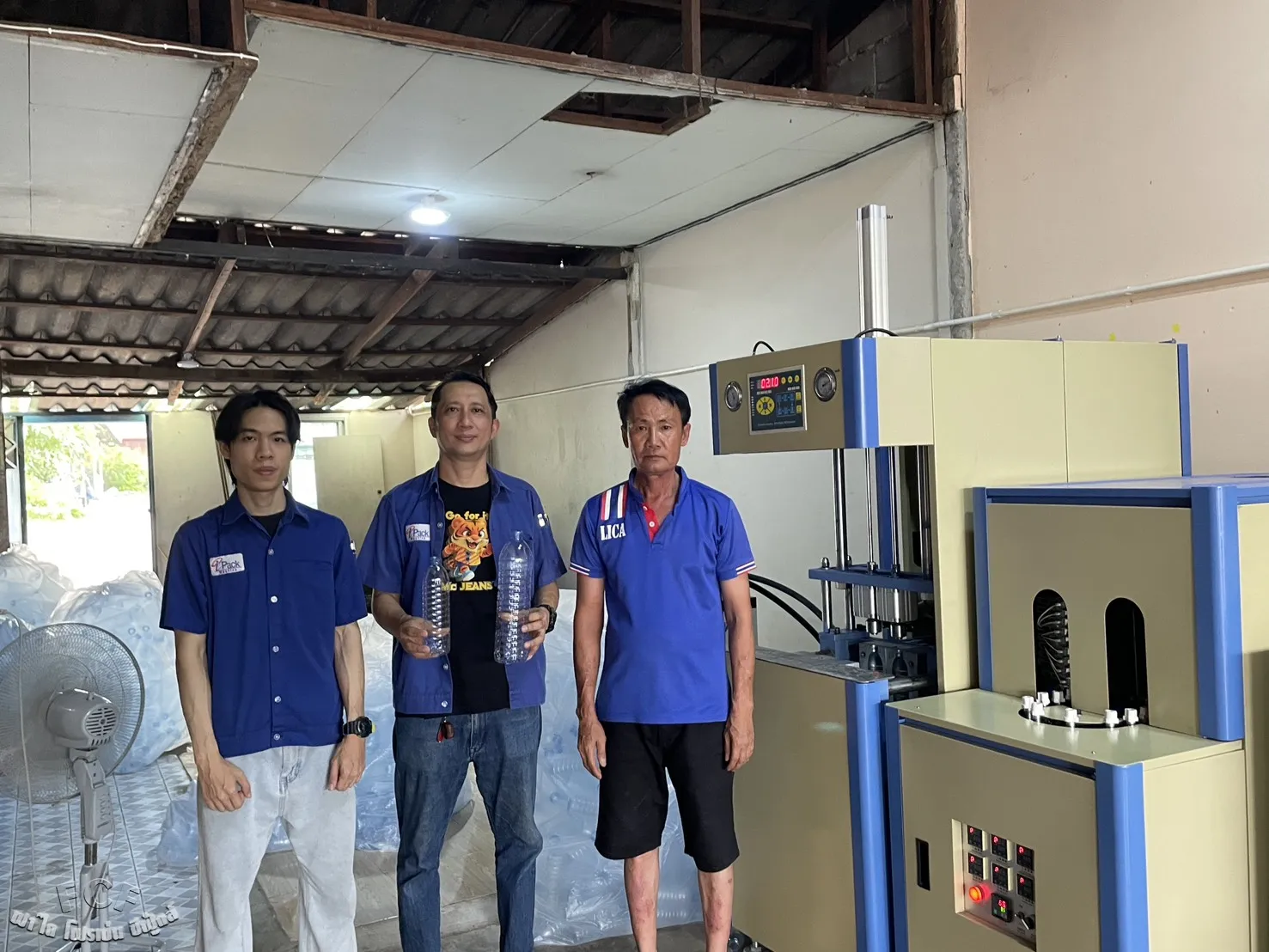 ส่งมอบและติดตั้งเครื่องเป่าขวด PET แบบกึ่งอัตโนมัติ รุ่น HZ-880 (2026)