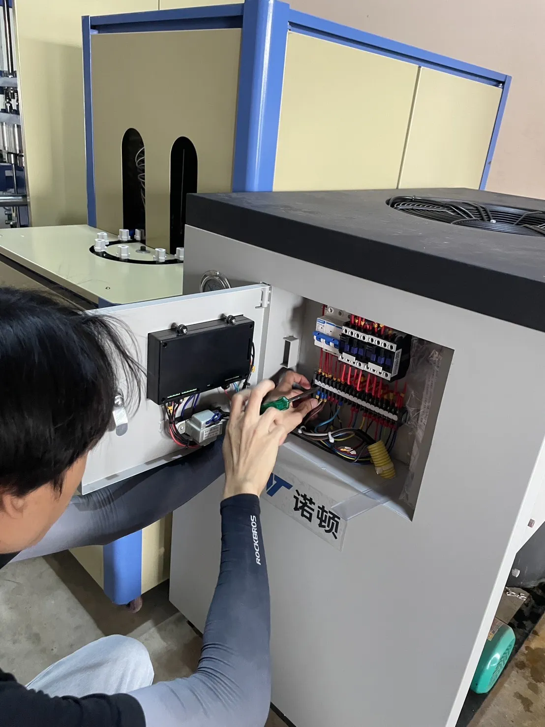  ติดตั้งเครื่องเป่าขวดกึ่งอัตโนมัติและเครื่องอบฉลากขวดน้ำ รุ่น HZ-880 อ.กันทราลักษณ์ จ.ศรีษะเกษ
